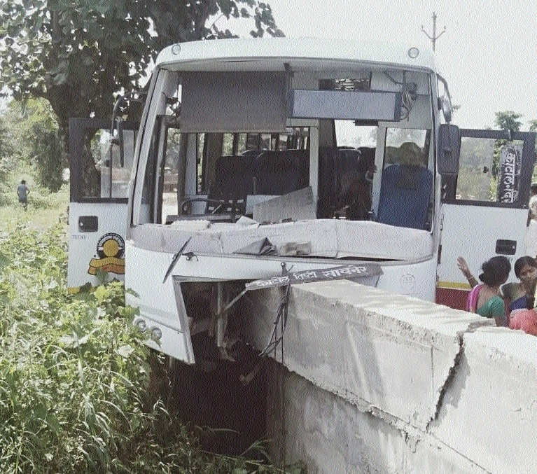 32 Passengers Injured After Bus Hits Bridge Railing The Hitavada