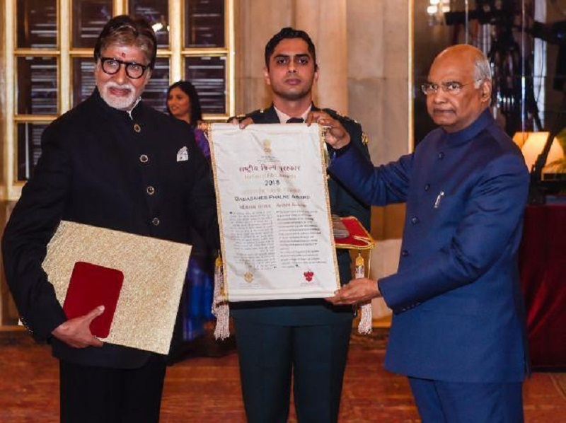 Amitabh Bachchan conferre