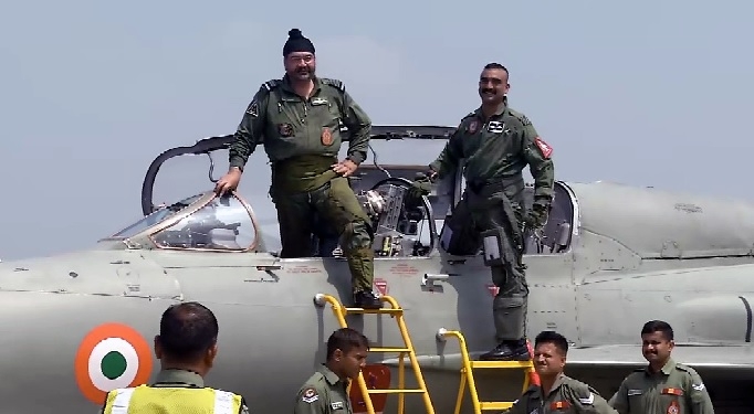 Abhinandan flies MiG 21 jet with IAF chief - The Hitavada