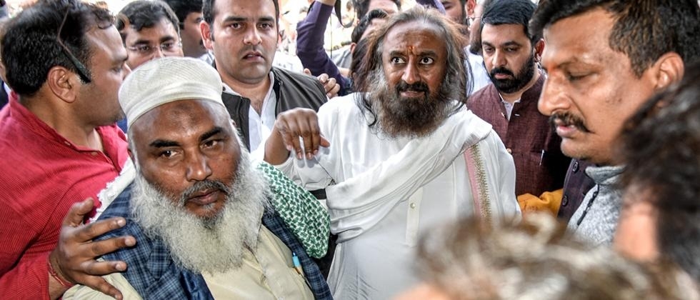 Sri Sri Ravi Shankar visits riot-hit areas in Delhi - The Hitavada