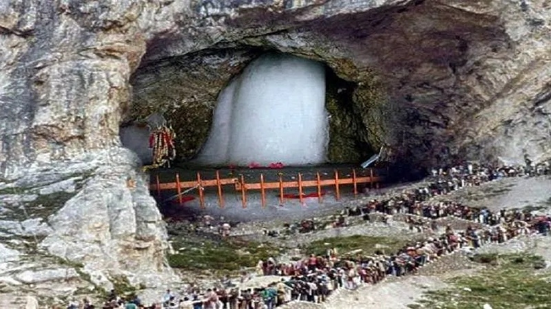 j-k-lt-governor-murmu-attends-first-aarti-at-amarnath-cave-the-hitavada