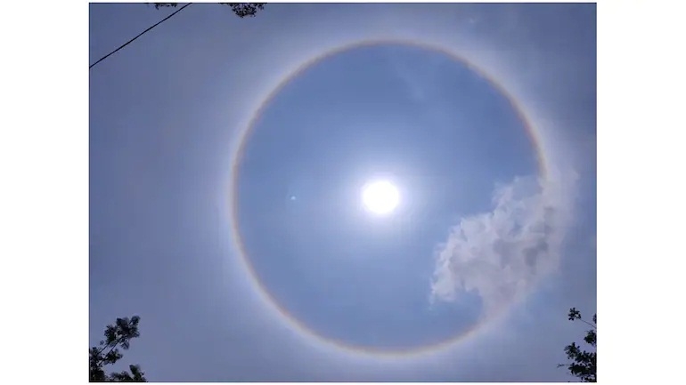 22 Degree Halo, a ring of light 22 degrees from the sun, created when the  sun light passes through ice crystals found in upper level cirrus clouds  Stock Photo - Alamy