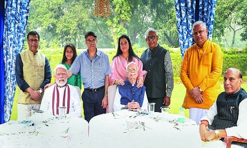 PM, BJP Leaders Greet Advani On 95th B’day - The Hitavada