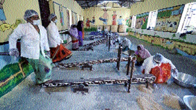 Women extracting rice from Dheki