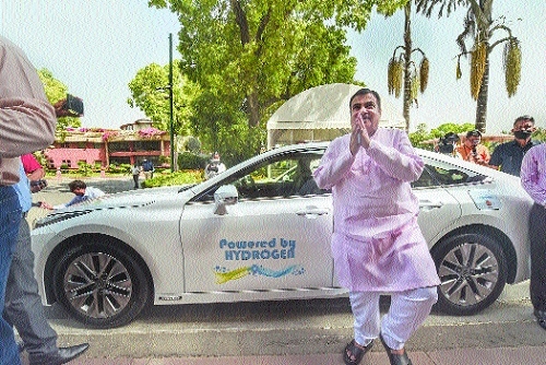 Gadkari Rides To Parliament In Hydrogen Powered Car The Hitavada 9877