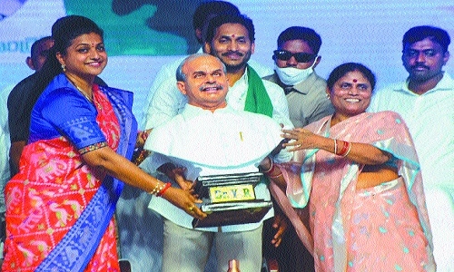 Jagan’s Mother Quits YSR Cong To Side With Daughter - The Hitavada