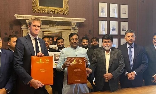 Mungantiwar signs MoU with UK