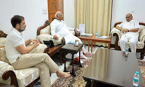 Pawar meets Kharge