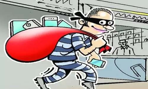 Jeweller robbed of gold