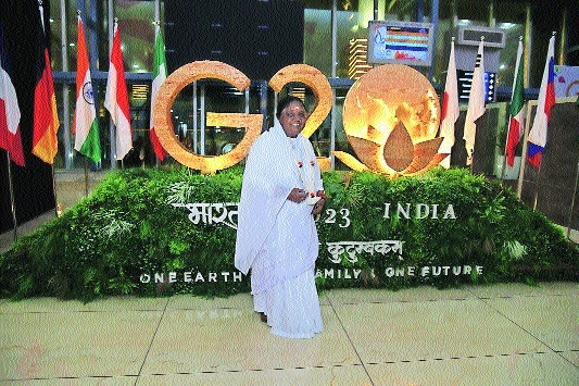 Mata Amritanandamayi C20 India Chair