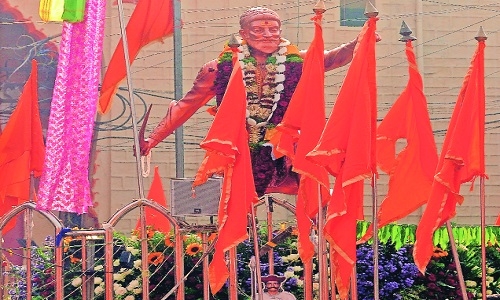 Shivaji statue at Mahal