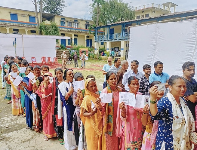 Voters wait 