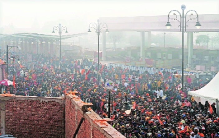 Huge crowd of devotees gather near the main gateway 