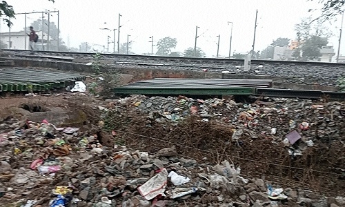 Dumping Trash On Tracks Becomes Normal Of Rly Housekeeping! - The Hitavada