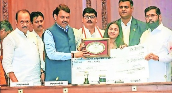 Mah Govt fetes Divya with Rs One crore