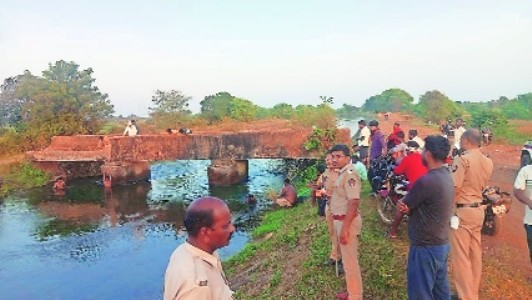 Four hostelite students swept away while bathing in canal near Ramtek