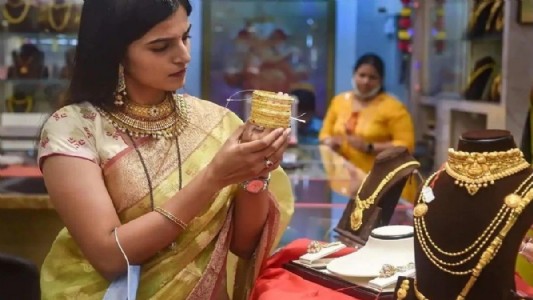 Gold touches lifetime high of Rs 77,000 per 10 gm in city