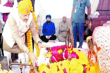 Chief Minister Dr Mohan Yadav paying respects at a Gurudwara in Arera Colony 