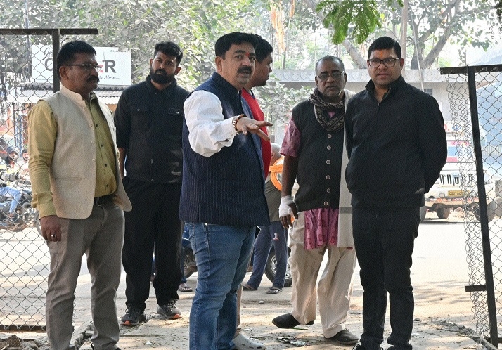 BMC Commissioner along with civic officials and Bhojraj 