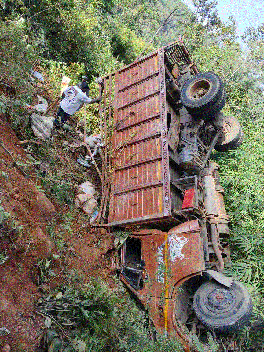 dead, over 20 injured in accident near Kandanar 