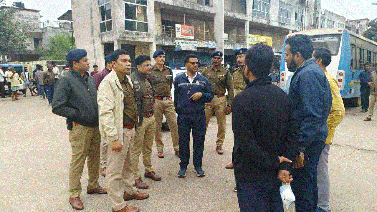 Raipur Police conducts early  morning inspection at BSUP Colony