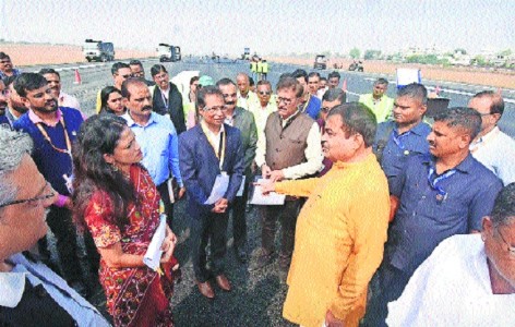 Delay in runway recarpeting Nitin Gadkari apologises to people, takes contractor to task