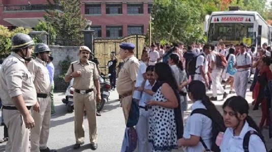 Police train Delhi teachers to deal with bomb, cyber threats