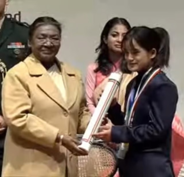 Droupadi Murmu presenting the award to Kareena Thapa