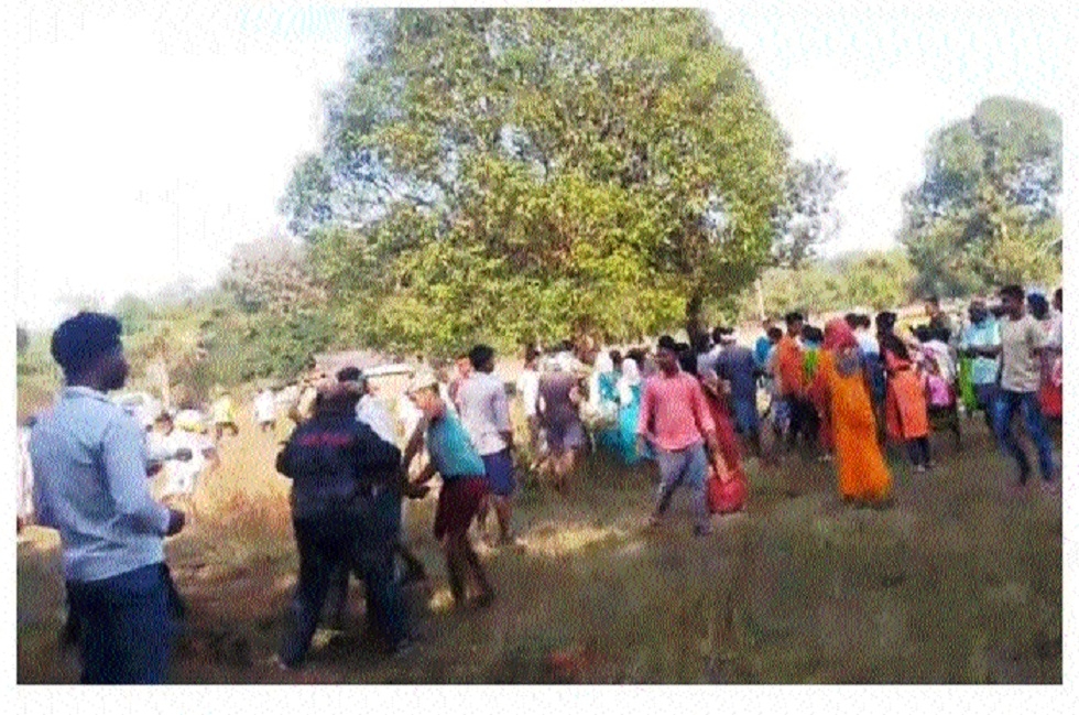 Tribal people and converted Christians clashing at village Badebodal