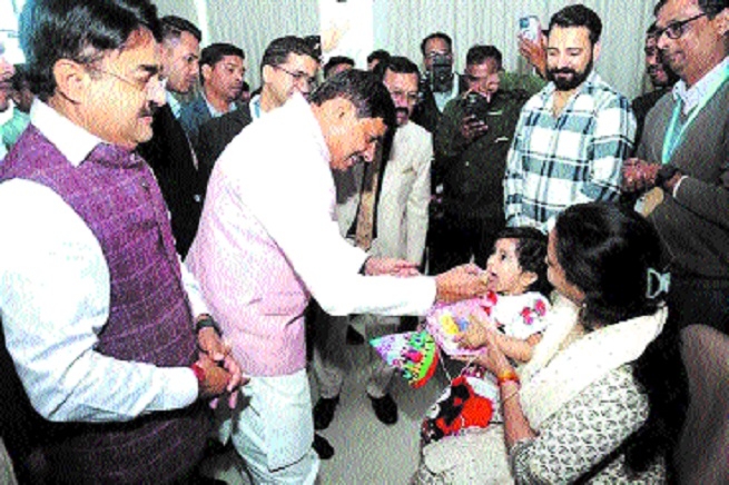 Chief Minister Dr Mohan Yadav giving polio 