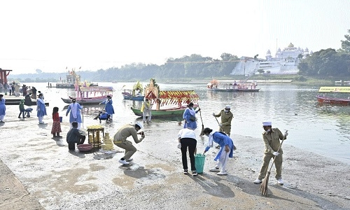 Sant Nirankari Mandal clean banks 