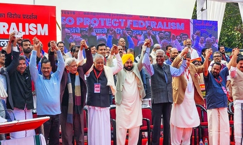 Kerala CM leads protest in Delhi 
