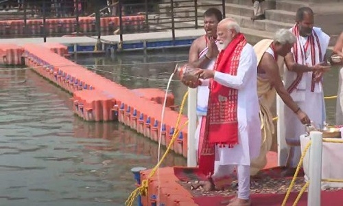 Modi prays at Dashashwamedh Ghat