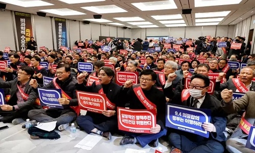 S Korea orders striking doctors