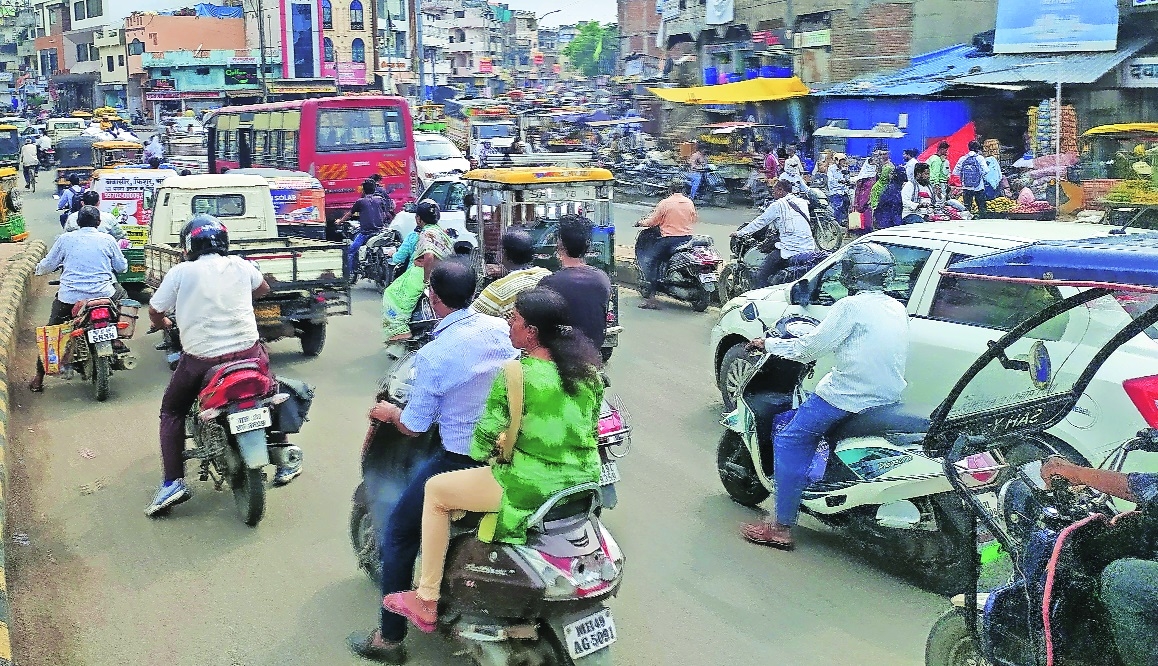 Traffic snarls on Itwari Railway Station fly over