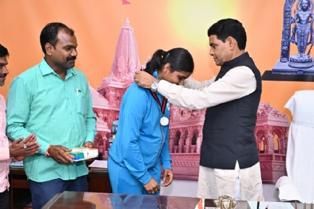 Minister honours fencer Rupali Sahu
