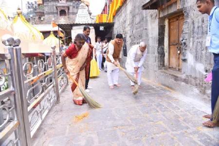 President, Governor, CM offer shramdaan at temple in Ujjain