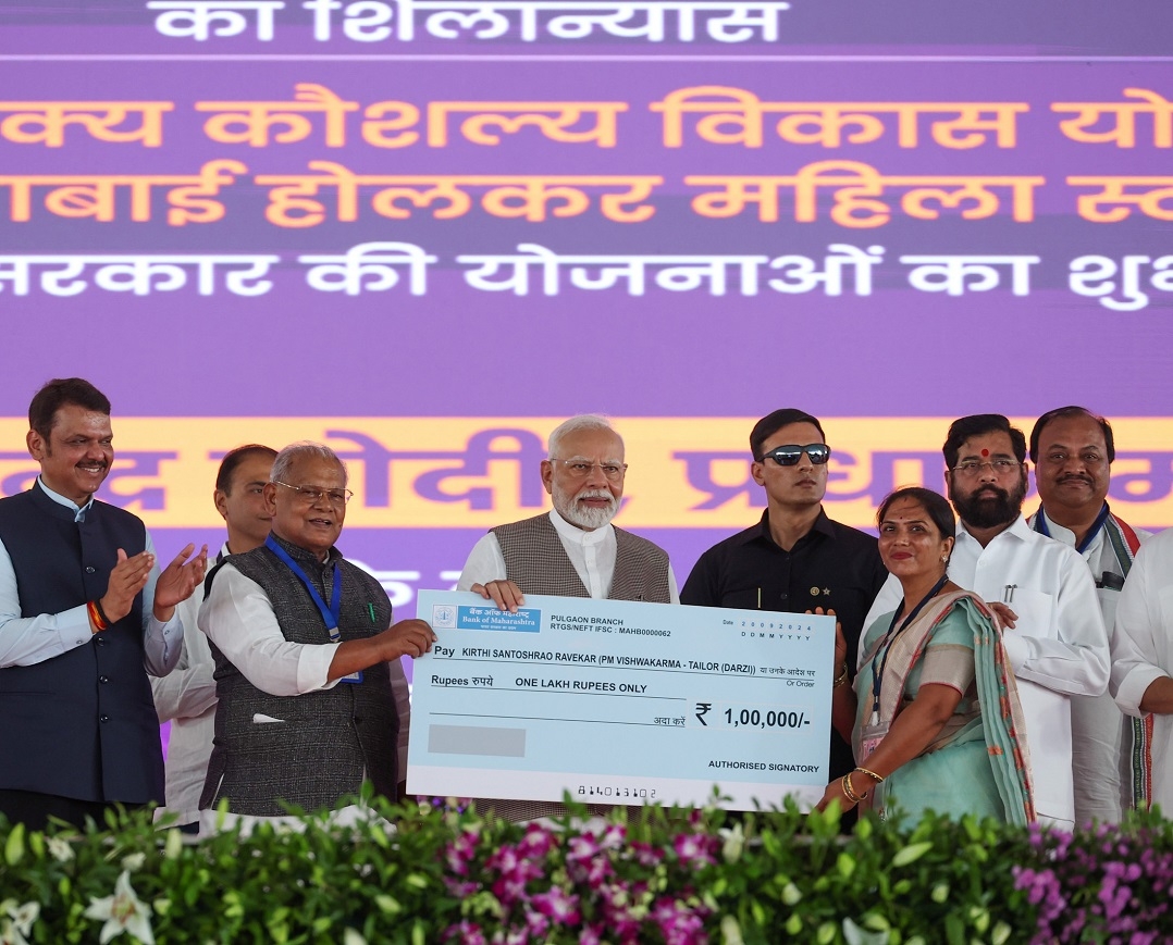 Narendra Modi presenting cheque kirti ravekar