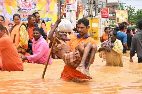 Central team begins visit of flood-hit districts inAndhra; restoration work apace in Vijayawada