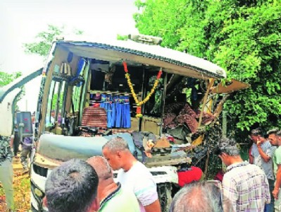 4 dead, 23 seriously injured Speeding private bus crashes into stationary truck near Bhiwapur