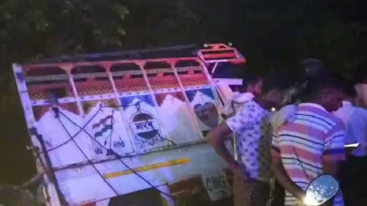 15 killed, 13 injured after bus hits van on Agra-Aligarh NH in UP