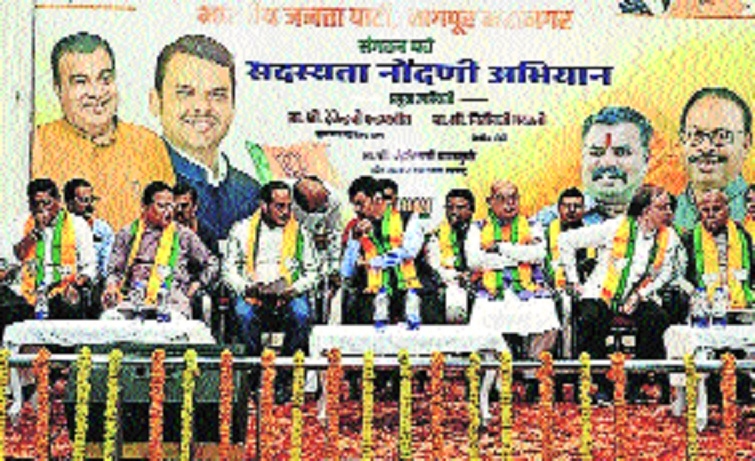 Devendra Fadnavis interacting with Pravin Datke and all